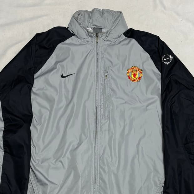 110 나이키 맨체스터 유나이티드 내장후드 그레이 배색 바람막이