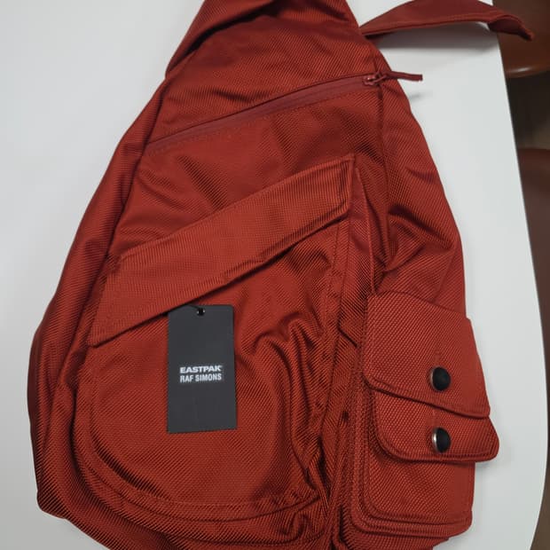 라프시몬스 이스트팩 슬링백