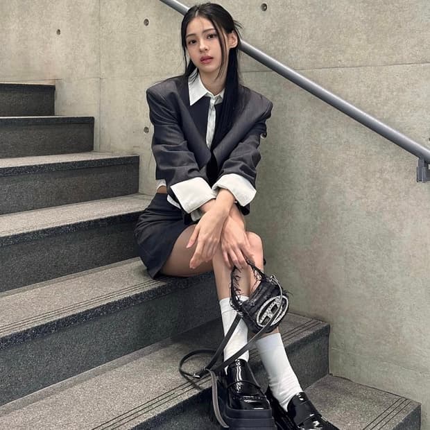 새상품 카키포인트 후크 스커트 블랙