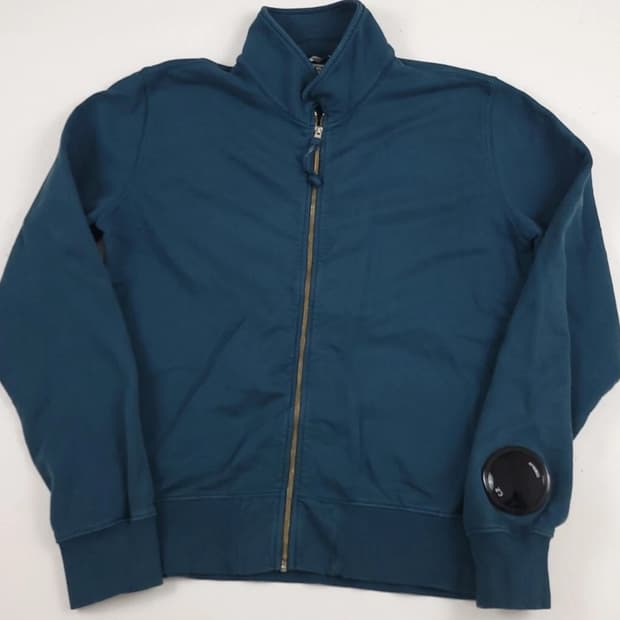  C.P. 컴퍼니 렌즈 집업 스웻셔츠