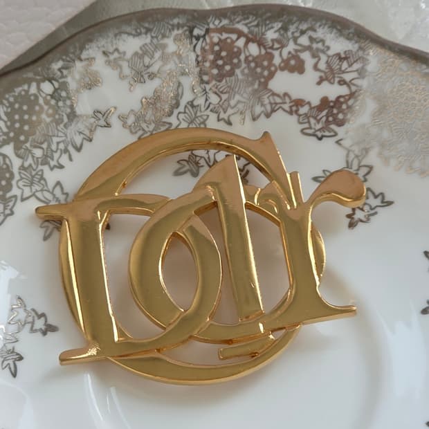 디올 금장 dior 레터링 브로치