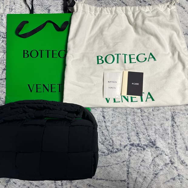 보테가베네타 패디드 테크 카세트백 미디움