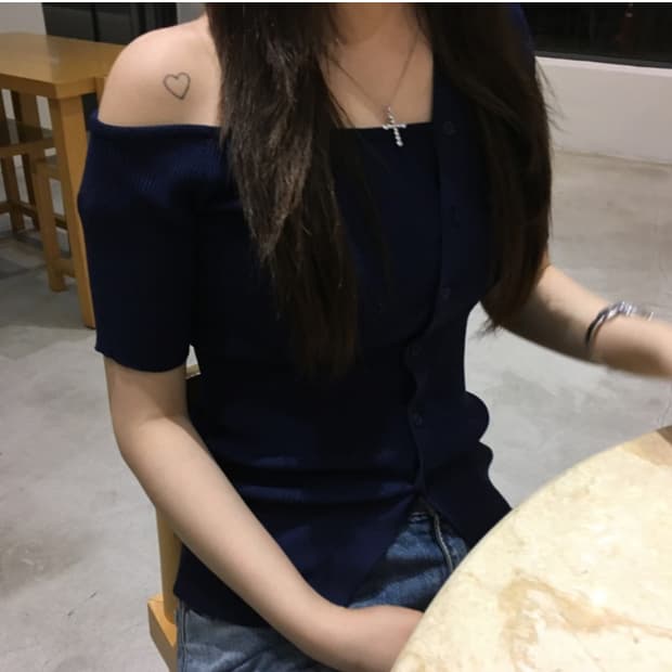 아워캐비넷 네이비 오프 반팔 니트