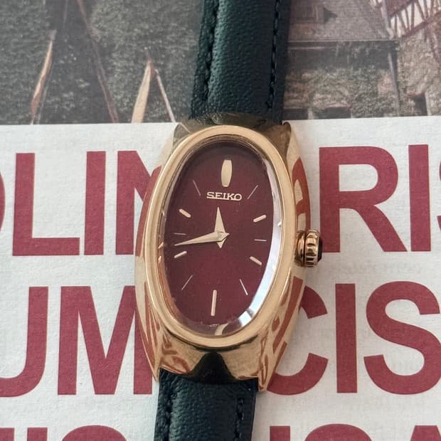 세이코 Seiko 쿼츠 오벌 버건디