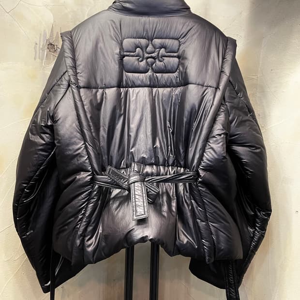 Ganni 백로고 퀼티즈 자수 하이넥 패딩