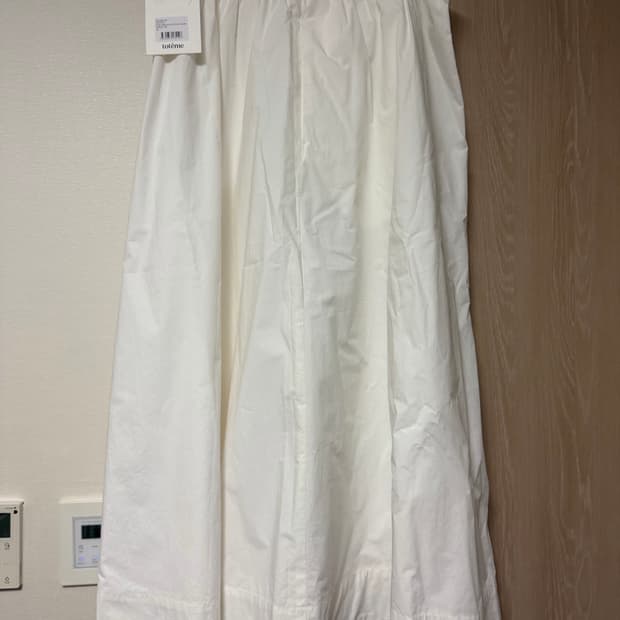 토템 A라인 화이트 롱스커트