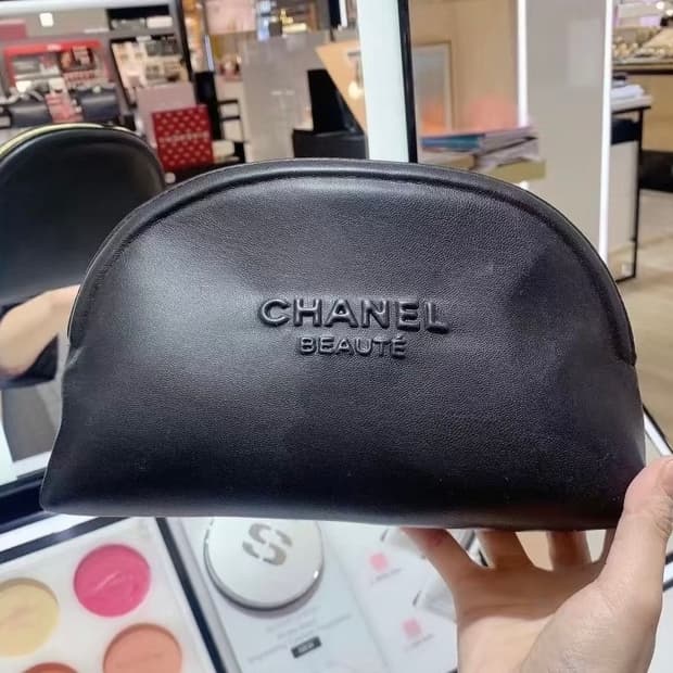 샤넬 뷰티 반달 파우치
