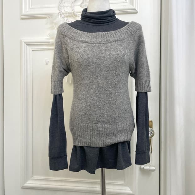 gray off-shoulder wool half sweater&char