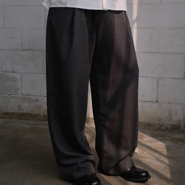 0) 다이브인 HBT STRIPE TROUSERS (CHARCOAL)