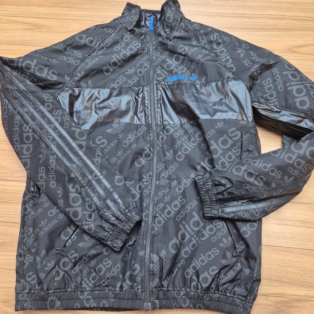 아디다스 블랙 로고 패턴 트랙 자켓입니다
- 사이즈는 110입니다
- 폴