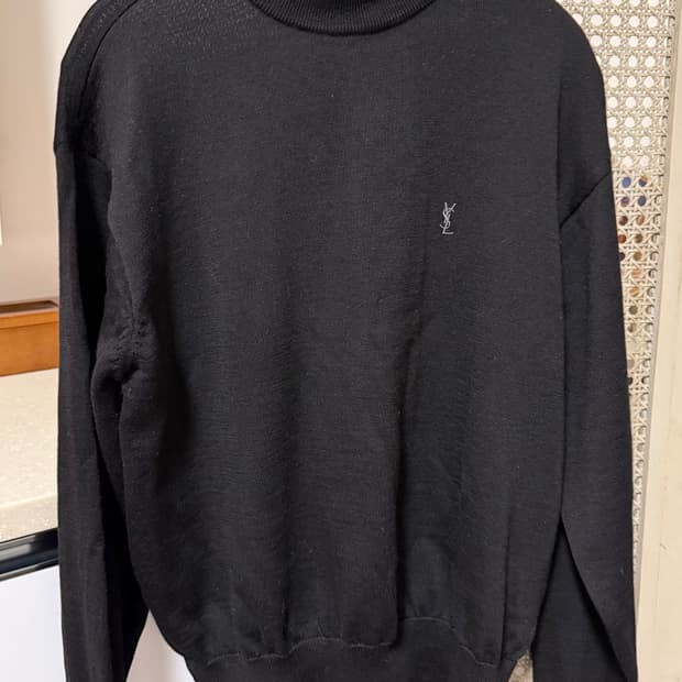 입생로랑 클래식 블랙 반목 니트 판매합니다