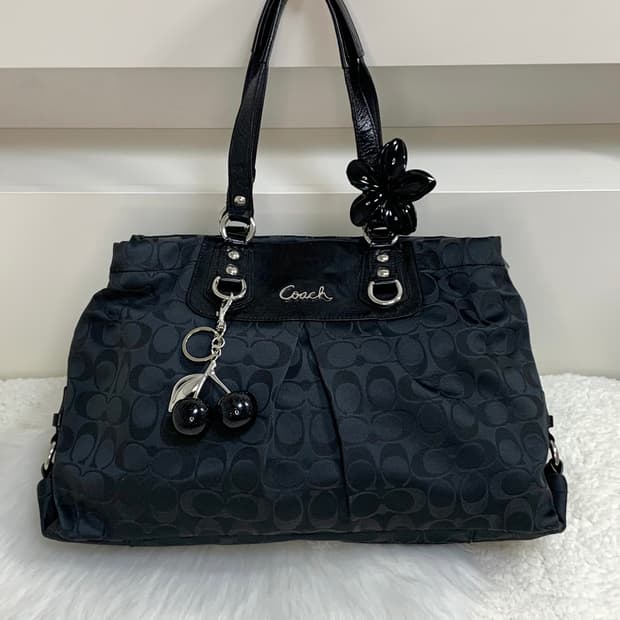 코치 시그니처 블랙 숄더백