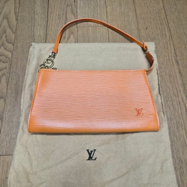 (정품) 루이비통 에삐 악세수아 포치백 (명품 여자 가방 숄더백 토트백)