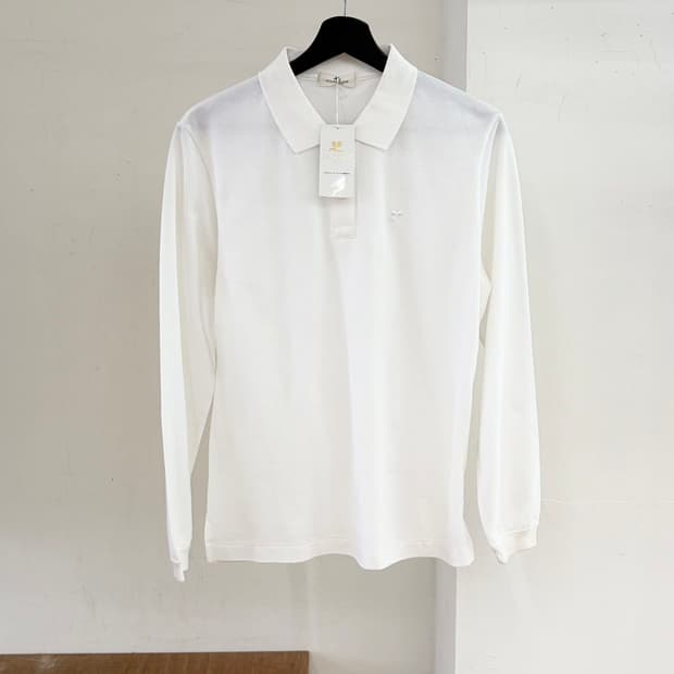 꾸레쥬 화이트 pk 로고 자수 사이드 슬릿 티셔츠 