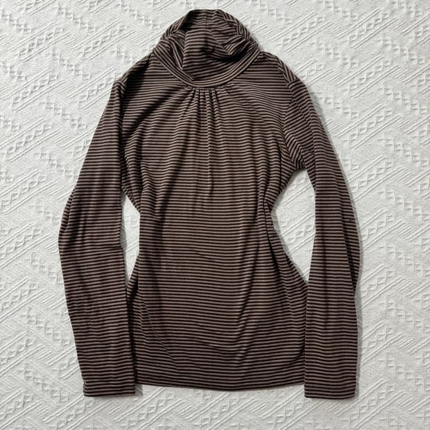 스트라이프 패턴 셔링 넥 폴라 티