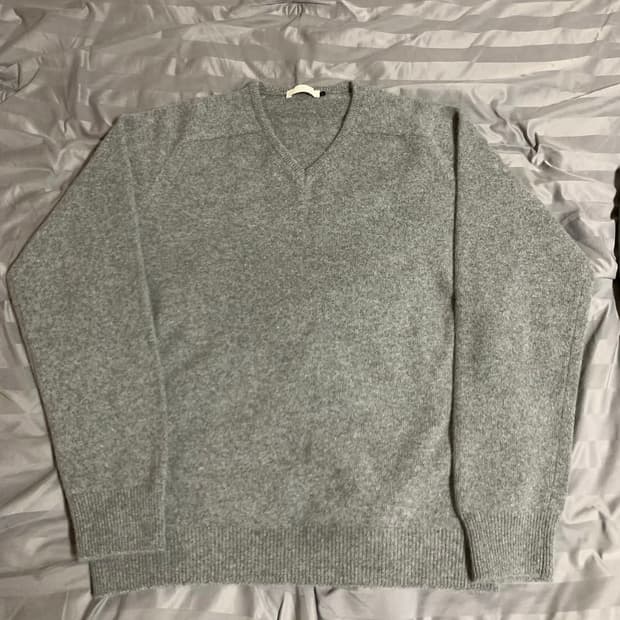 아모멘토 라쿤 브이넥 니트