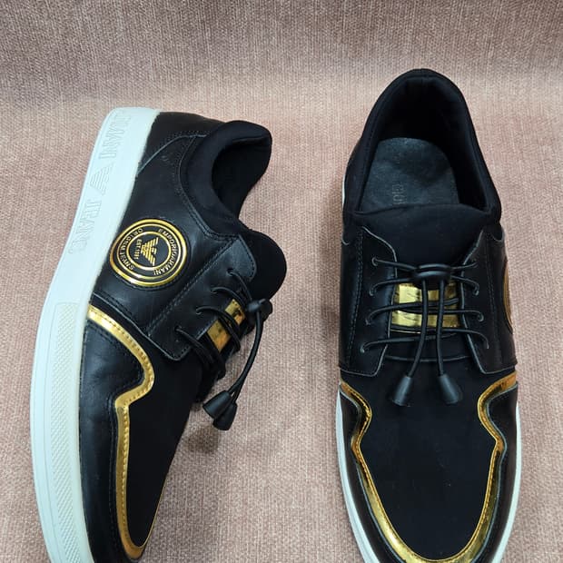 아르마니 270mm-  진스 블랙  골드 색상 스니커즈