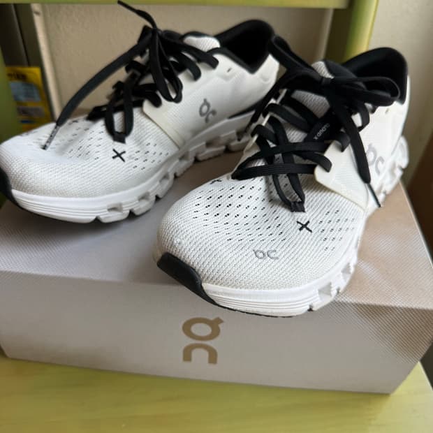 온러닝 클라우드 X 4 아이보리 블랙