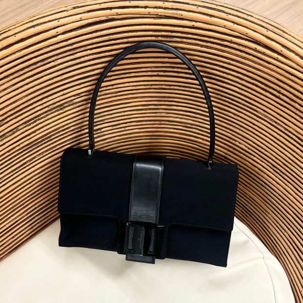 페레가모 블랙 캔버스 바라 숄더백