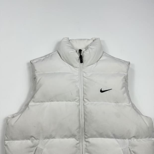나이키 스우시 레트로 푸퍼 화이트 조끼패딩 (XS 여성추천)