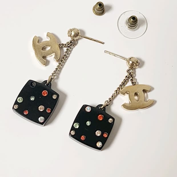 샤넬 CC로고 큐브 장식 드롭 귀걸이 