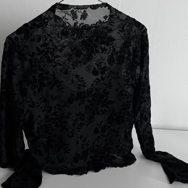 빈티지 오리엔탈 페어리 아카이브 블랙 패턴 탑 파우닝 큐빈 레이어룸