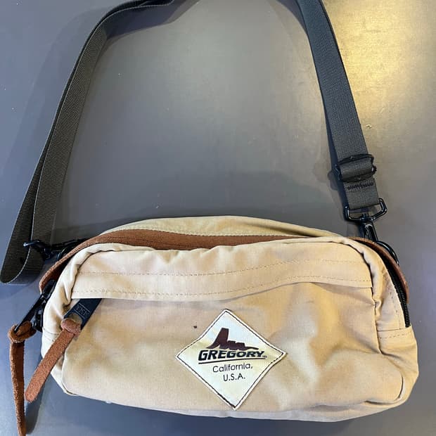 그레고리 구형 로고 카프드 파우치