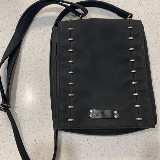 장폴 고티에 스터드 레더 크로스백 블랙