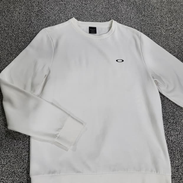 오클리 화이트 맨투맨