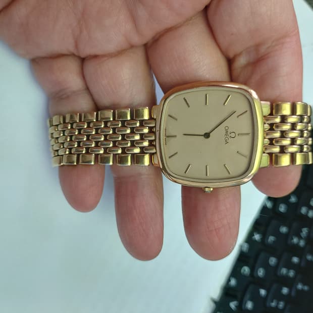 클래식한 디자인의 오메가 드빌 남성용 시계