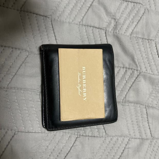 버버리 가죽지갑 