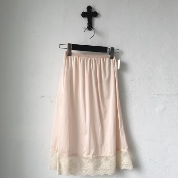 Lace point slip skirt