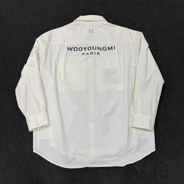 우영미 백로고 디테일 셔츠 