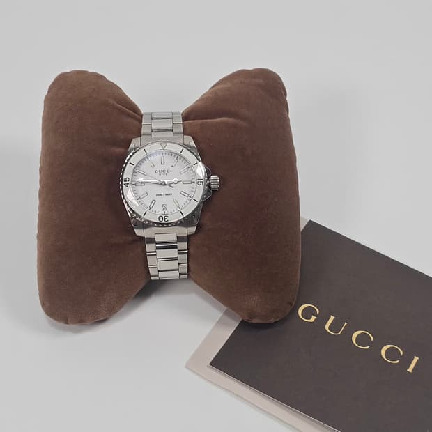 구찌 화이트 스틸 쿼츠 DIVE 다이브 여성 시계