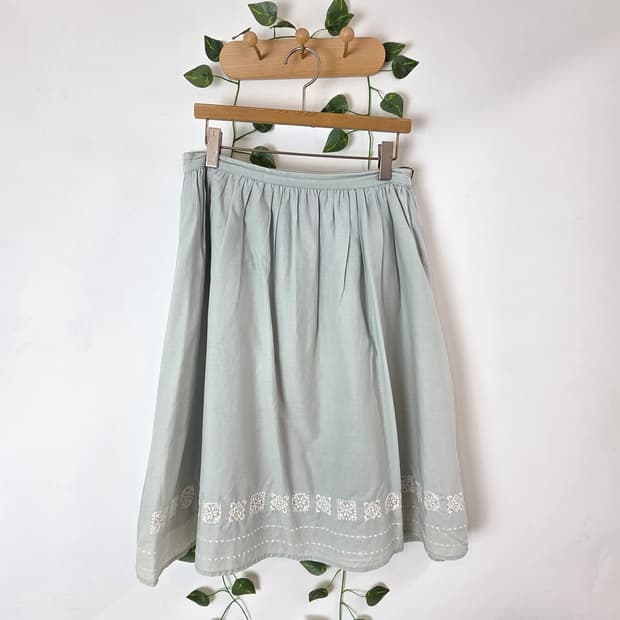 ehka sopo 민트 자수 미디 스커트