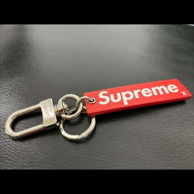 루이비통 슈프림 로고 키링 레드