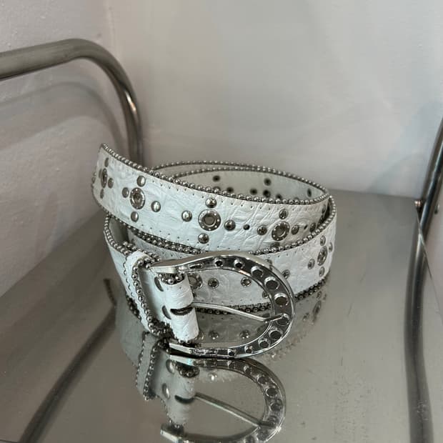 화이트 레더 스터드 벨트