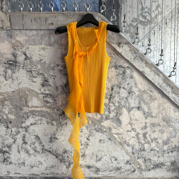 PLEATS PLEASE ISSEY MIYAKE Jaune Top