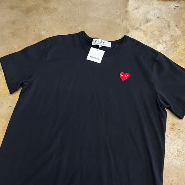 XL 새상품 꼼데가르송 레드 하트 와펜 블랙 반팔티