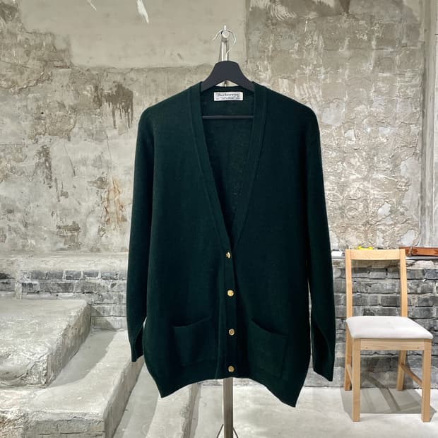 버버리 딥 그린 금장 버튼 울 가디건