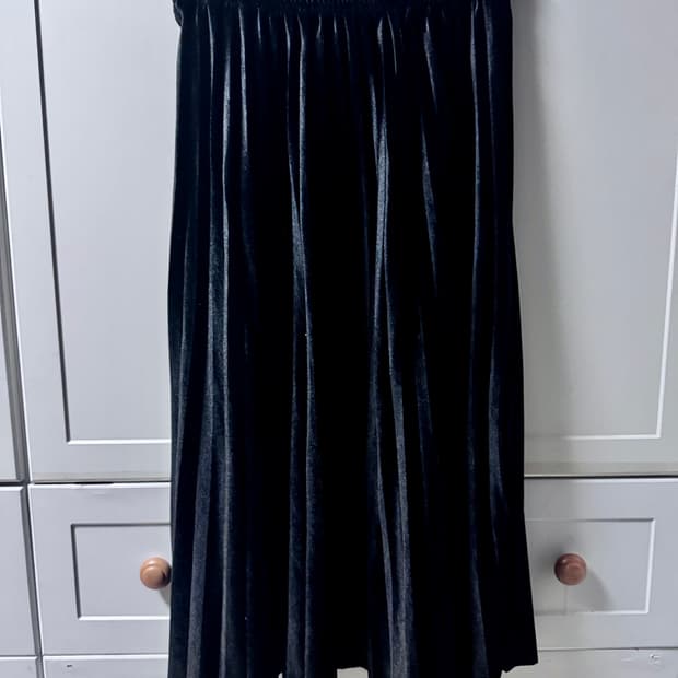 블랙 벨벳 플리츠 롱 스커트