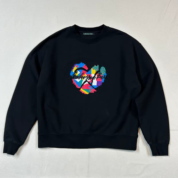 XL) 앤더슨벨 블랙 하트 자수 로고 맨투맨