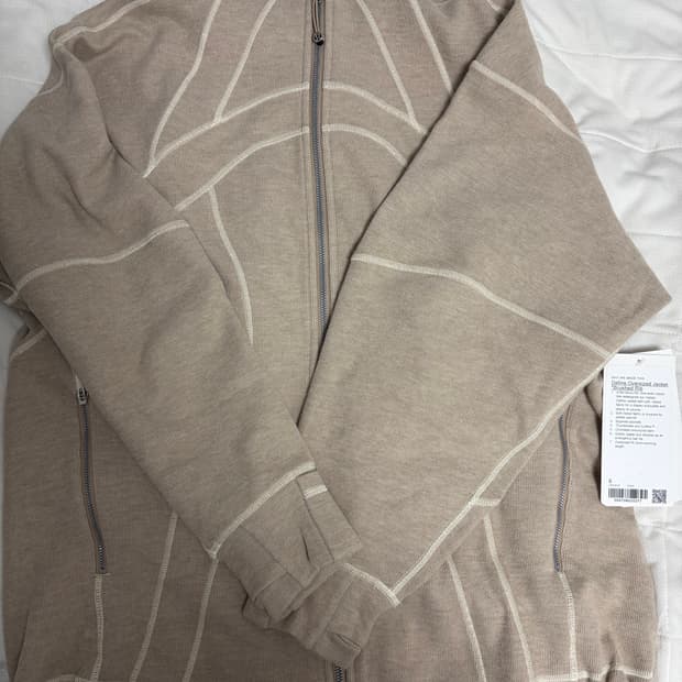 룰루레몬 디파인 오버사이즈드 재킷 브러시드 리브드 6 새상품 판매합니다