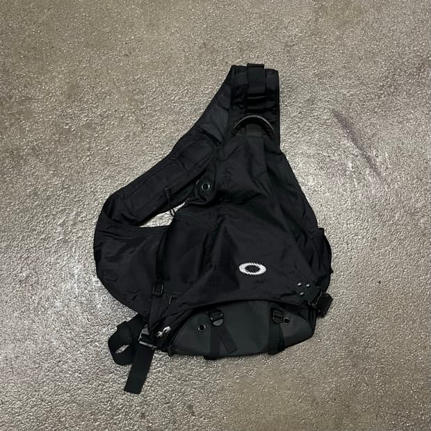 00s 오클리 샌드백 슬링백