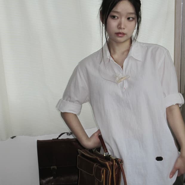 화이트 버튼 포인트 셔츠 