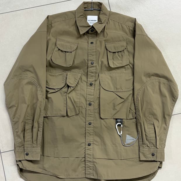 앤드원더 멀티포켓 셔츠 카키