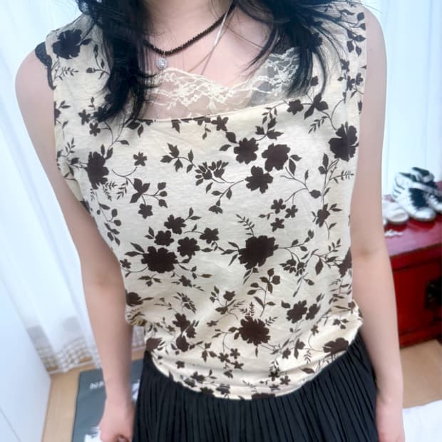 Sempre Floral Lace Square Neck Top