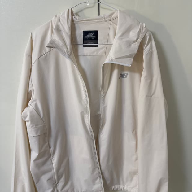 뉴발란스 아이보리 바람막이 새제품