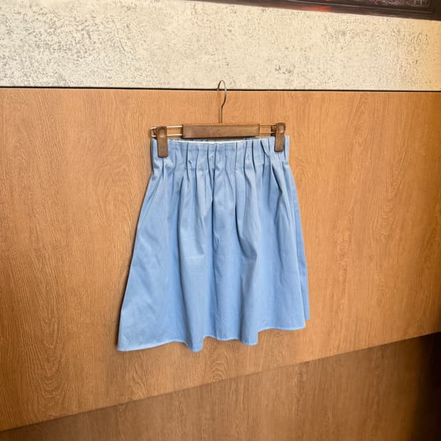 빈티지 밴딩 미디 스커트 턱 플리츠 디테일 플레어핏 라이트 블루
