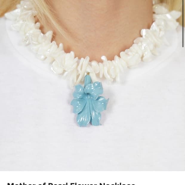fruta mother of pearl flower necklace